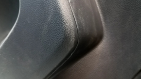 Panoul capitonajului ușii, spate stânga, Toyota Rav4 19-24, este negru, cotiera este din piele neagră, inserția este din plastic negru, ornament cromat, zgârieturi