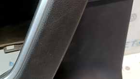 Panoul capitonajului ușii, spate stânga, Toyota Rav4 19-24, este negru, cotiera este din piele neagră, inserția este din plastic negru, ornament cromat, zgârieturi