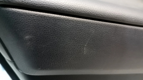 Panoul capitonajului ușii, spate stânga, Toyota Rav4 19-24, este negru, cotiera este din piele neagră, inserția este din plastic negru, ornament cromat, zgârieturi