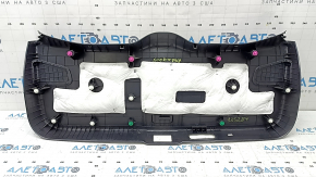 Garnitura inferioară a portbagajului Kia Niro 17-22 este neagră, zgâriată, iar elementele de fixare sunt rupte.