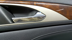 Обшивка двери карточка задняя правая Lincoln MKZ 17-20 черная с черной вставкой кожа, подлокотник черная кожа, вставка коричневое дерево глянец, под пищалку Revel, с подсветкой, с ручкой, под химчистку, царапины