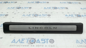 Накладка порога передняя левая Lincoln MKZ 17-20 хром с подсветкой, черная, царапины