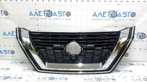 Решетка радиатора grill Nissan Rogue 21-23 под камеру, отломан фрагмент