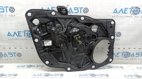 Mecanismul de ridicare a geamului stânga față al unui Jeep Renegade 15-23 are ghidaje și elemente de fixare rupte.