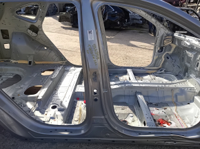 Pilonul central drept al caroseriei modelului Hyundai Tucson 22-26 pe caroserie