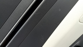 Panou decorativ ușă spate stânga Hyundai Tucson 22-26 negru cu inserție din material textil negru, cotieră neagră, garnitură cromată cu negru lucios, cu mâner, zgârieturi, uzat