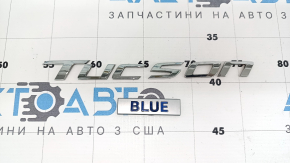 Emblema Tucson Blue se află pe hayonul modelului Hyundai Tucson 2022-2026.