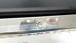 Накладка проема багажника Audi Q3 83A 19-25 черная с хромом, потертости на хроме, тычка