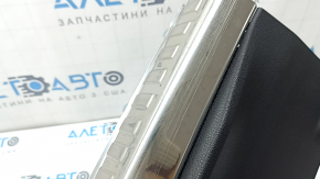 Накладка проема багажника Audi Q3 83A 19-25 черная с хромом, потертости на хроме, тычка