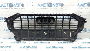Решетка радиатора grill в сборе Audi Q3 83A 19-25 черный глянец с матовый хром, с эмблемой, трещина, надломан молдинг, сломаны крепления, тычки