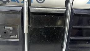 Решетка радиатора grill в сборе Audi Q3 83A 19-25 черный глянец с матовый хром, с эмблемой, трещина, надломан молдинг, сломаны крепления, тычки