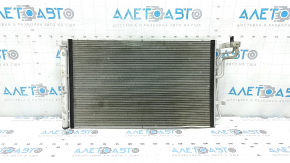 Radiatorul condensatorului de aer condiționat al modelului Hyundai Elantra 21-26 2.0 este îndoit, zdrobit, iar fagurii cad.