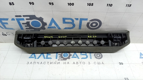 Вставка Isofix заднего ряда 2 ряда сидений правое Audi Q7 16-26 кожа серая, потерта