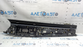 Ansamblul deflectorului de aer de pe panoul frontal dreapta al modelului Audi Q7 20-22 are un suport defect.