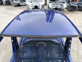 Acoperiș metalic al unui Hyundai Elantra 2021-26 fără trapă, cu lovituri și denivelări pe caroserie.