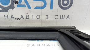 Уплотнитель стекла задний правый Audi Q7 16-26 с молдингом хром, погнут молдинг, в клее