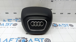 Airbag-ul volanului șoferului de la Audi Q7 2020-2026 este negru și zgâriat.