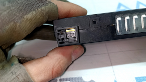USB Hub Audi Q7 16-26 полезло покрытие