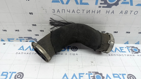 Патрубок интеркулера правый нижний Audi Q7 20-21 3.0T MHEV первый на турбину, резина, надорван кожух