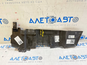 Deflectorul radiatorului stânga la un Jeep Compass 17-21 2.4 este rupt.