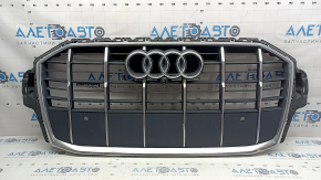 Grila radiatorului gri de la Audi Q7 2020-2024, cu suport și suport pentru cameră, este crăpată, iar cromul se decojește.