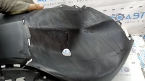 Bara spate, fără accesorii, Ford Escape MK4 20-26, cu senzori de parcare și fără bara de remorcare. Structură, zgârieturi, inelul senzorului de parcare cojit, rupt, fragment lipsă.