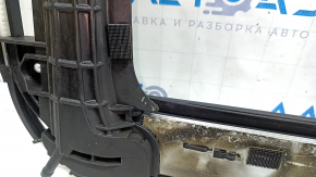 Mecanismul trapei cadrului Toyota Highlander 14-19 este acoperit de funingine, plasticul este topit.
