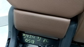 Spătarul scaunelor din spate, al doilea rând de scaune stânga, Audi Q5 80A 18-20, piele maro, standard, cu centură și cotieră neagră, încălzit, mecanic