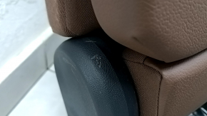 Spătarul scaunelor din spate, al doilea rând de scaune stânga, Audi Q5 80A 18-20, piele maro, standard, cu centură și cotieră neagră, încălzit, mecanic