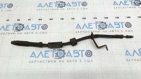 Furtunul de frână dreapta față al unui Volvo XC60 18-26 are marginile decojite.