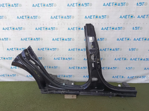 Stâlpul central drept al caroseriei unui Toyota Camry v70 18-24 este tăiat cu ferăstrăul, cu o pantă, iese în evidență