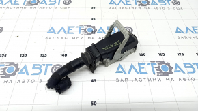 Conectorul cutiei de siguranțe de sub capotă a modelului Ford Escape MK4 20-26 hibrid este gri.