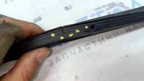 Уплотнитель двери передней правой Toyota Sienna 21-26 надрыв
