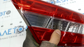 Фонарь внутренний крышка багажника правый Toyota Avalon 13-15 царапины