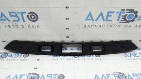 Планка подсветки номера двери багажника VW Tiguan 09-13 потерта