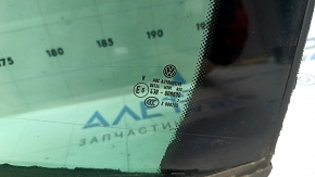 Стекло двери треугольник заднее левое VW Tiguan 09-18 зеленый оттенок, сломано крепление