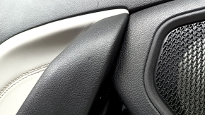 Обшивка двери карточка задняя левая Jeep Compass 22-26 черная, вставка серая кожа, с коричневой строчкой, царапины