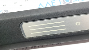 Prag interior ușă dreapta față negru Volvo XC90 16-23 cu inserție cromată și iluminare din spate, zgârieturi, suport conector defect