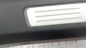 Prag interior ușă dreapta față negru Volvo XC90 16-23 cu inserție cromată și iluminare din spate, zgârieturi, suport conector defect