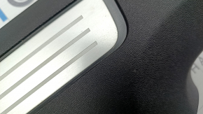 Накладка порога задняя левая внутренняя Volvo XC90 16-23 с подсветкой, черная, треснута подсветка