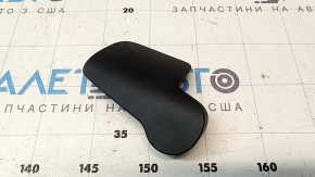 Mânerul de eliberare a capotei pentru interiorul modelului Audi Q7 16-26 este negru, iar suportul este defect.