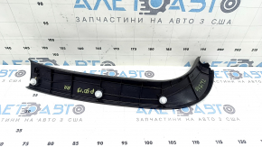 Обшивка двери багажника правая Toyota Prius 50 16-22 черная, под шторку, цаарпины
