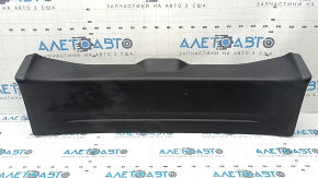 Обшивка двери багажника Nissan Rogue 21-26 черная US built, потерта, царапины