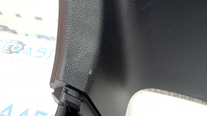 Обшивка двери багажника центральная Toyota Prius 50 16-22 черная под дворник, царапины