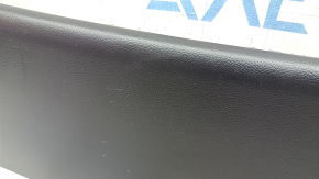 Обшивка двери багажника центральная Toyota Prius 50 16-22 черная под дворник, царапины