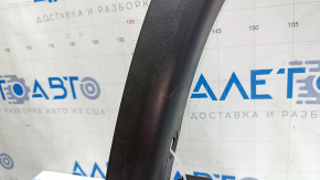 Накладка арки крыла передняя левая Nissan Rogue 21-26 US built, структура, царапины, трещина в креплении, сломано крепление
