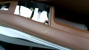 Обшивка двери карточка передняя правая BMW X7 G07 19-22 кожа черная Schwarz, вставка под дерево, с ручкой, с сеткой динамика Harman Kardon, подлокотник и вставка кожа коричневая Coffee, тычки, царапины, оплавлена