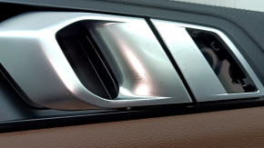 Обшивка двери карточка передняя правая BMW X7 G07 19-22 кожа черная Schwarz, вставка под дерево, с ручкой, с сеткой динамика Harman Kardon, подлокотник и вставка кожа коричневая Coffee, тычки, царапины, оплавлена