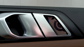 Обшивка двери карточка передняя правая BMW X7 G07 19-22 кожа черная Schwarz, вставка под дерево, с ручкой, с сеткой динамика Harman Kardon, подлокотник и вставка кожа коричневая Coffee, тычки, царапины, оплавлена