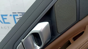 Обшивка двери карточка задняя левая BMW X7 G07 19-22 под шторку, кожа черная Schwarz, вставка под дерево, с ручкой, с сеткой динамика Harman Kardon, подлокотник и вставка кожа коричневая Coffee, царапины, под чистку